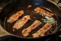 Dit is waarom eten pas echt lekker wordt in een gloeiend hete pan