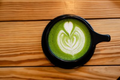 Zo maak je een matcha latte die echt naar matcha smaakt